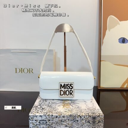 The square design of the armpit bag, with a retro texture, features navy blue flowers as a classic color, making it effortless to pair with any style of clothing and suitable for all seasons. It can meet the capacity for daily shopping and commuting needs, combining fashion and practicality, with wear-resistant and dirt resistant materials.