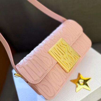 This armpit bag is too easy to carry. I always like the horizontal version of the bag. The length of the shoulder bag under the armpit is just very comfortable. The horizontal version of the bag holds mobile phones and powder. It has a large capacity and is easy to carry things. There are many colors and different designs. You can choose according to your own style