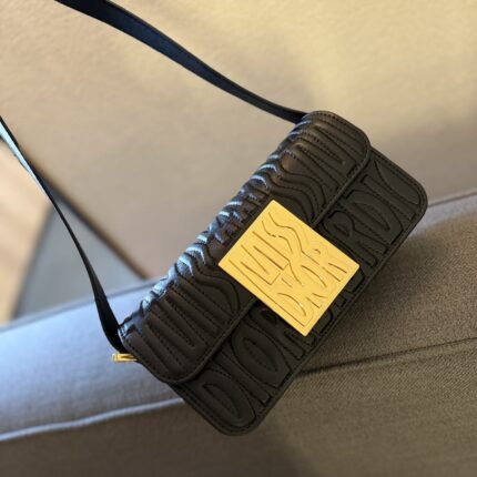 This armpit bag is too easy to carry. I always like the horizontal version of the bag. The length of the shoulder bag under the armpit is just very comfortable. The horizontal version of the bag holds mobile phones and powder. It has a large capacity and is easy to carry things. There are many colors and different designs. You can choose according to your own style