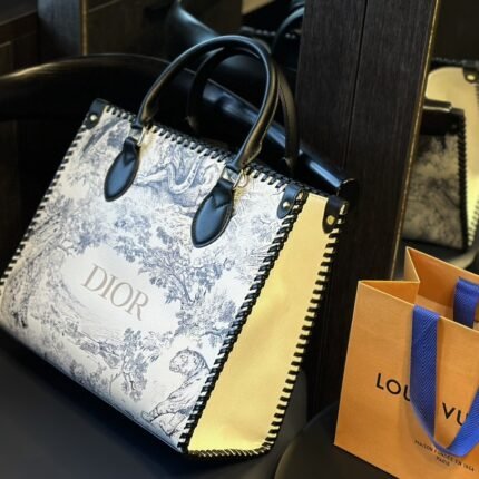 High quality mommy bag, oversized shopping bag, not easily deformed and designed to be super beautiful. In addition to carrying it by hand, it also thoughtfully adds a medium to long shoulder strap