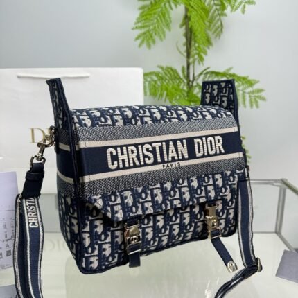 The large mailman bag is really beautiful! Very light weight! Super good-looking! Both men and women are welcome!