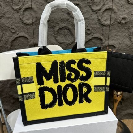 Super versatile, suitable for daily commuting with stamps and color blocking. Book tote bag with unique design, fashionable and classic