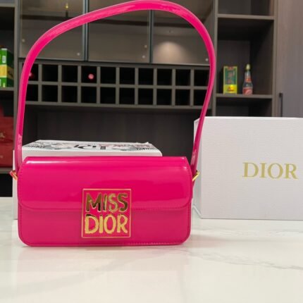 The pink crossbody bag is low-key and textured, with a beautiful shape that is not boring. The bag has a square and three-dimensional shape, with a minimalist appearance that is fashionable and versatile. It can be easily matched and enjoyed on the streets during the summer