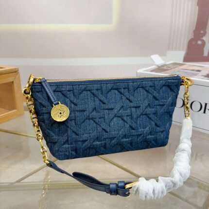 The 2025 new lunch box bag comes with spacious compartments. Zipper closure with card slot. Paired with adjustable chain shoulder straps and leather straps to enhance shoulder and back comfort