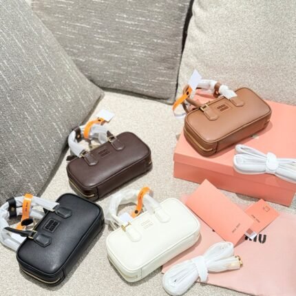 Hand-held crossbody bag is versatile and retro and fashionable, suitable for commuting