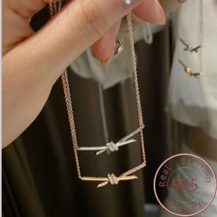 Twist pendant necklace with fine stones-Collar colgante giratorio con piedras finas