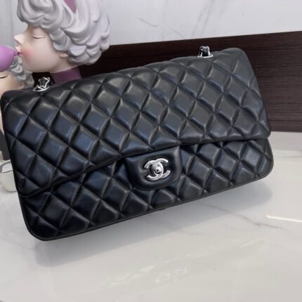 Ball patterned cowhide gold hardware is a popular and explosive product among many stars. The first layer of sheepskin is crafted with a top-notch feel, and the inspired design of the camera shape fully embodies perfection! Combining art and practicality, a luxurious and understated style