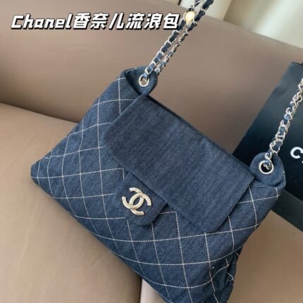 Chanel Stray Bag, with a perfect sense of atmosphere, is a one-of-a-kind vintage denim stray bag that can be worn on one shoulder or diagonally. It looks very casual and stylish in any way!