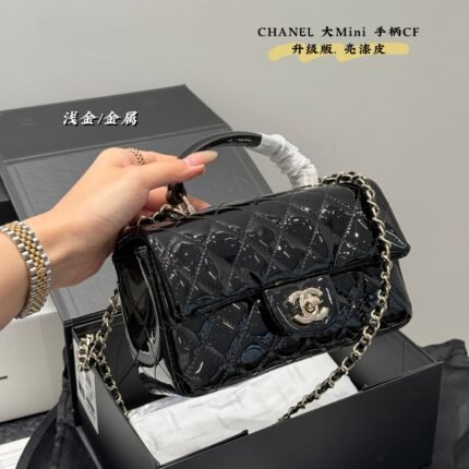 Upgraded version! Patent leather! Chanel Mini CF handle, light gold hardware! The CF with a handle is more elegant than the regular CF, paired with a skirt and French style. The delicate sheepskin and handle design are personalized and beautiful