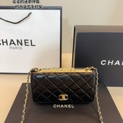 Chanel Wealth Bag can be slung over a shoulder with a chain that can be stored in the bag as a handbag. When worn, it looks very stylish. Don't be fooled by its small size. The bag has a card slot, zipper slot, change slot, and is small and practical. It is a must-have for both hands and has a great effect on the upper body