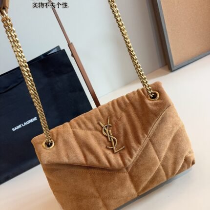 The cloud pillow bag is soft, comfortable, and chubby in appearance, like holding a marshmallow with a high appearance value! Full marks for practicality and retro style, it looks great no matter how it is paired