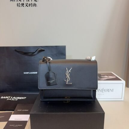 The weight of the bag is not heavy, the capacity is large enough, the version is classic, the quality is durable, the appearance is durable, and it is super versatile