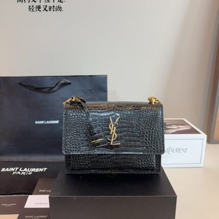 The weight of the bag is not heavy, the capacity is large enough, the version is classic, the quality is durable, the appearance is durable, and it is super versatile