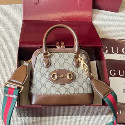 Shell bags are very versatile, simple yet fashionable, casual and niche