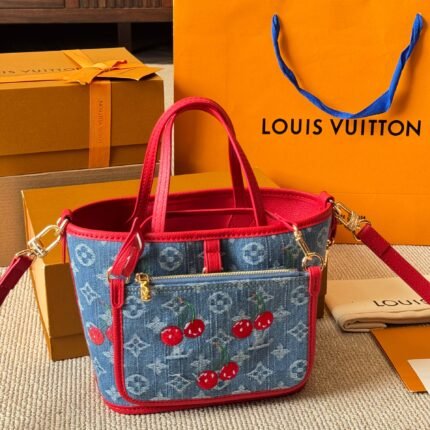 The design of the shopping bag style is practical and fashionable, allowing you to carry it as you please