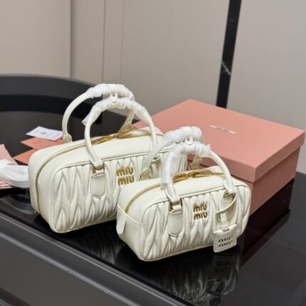 The bowling bag can be carried by hand or slung diagonally, with ample capacity