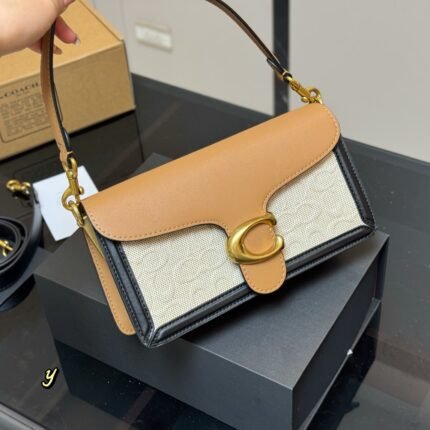 Versatile artifact, equipped with shoulder straps, leather quality, niche fashion