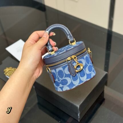 Small cute box bag, which can hold cards, powder, lipstick, keys and other small things, suitable for carrying when going out