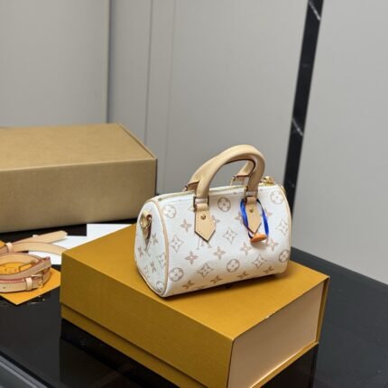 The LV versatile messenger bag features a removable shoulder strap that can be adjusted for length!