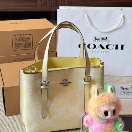 Coach's latest shopping bag, a practical and versatile style that is fashionable and easy to match