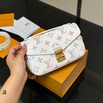 Lv high-quality, super high cost-effective new messenger bag with chain and leather shoulder strap