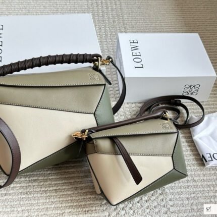 Loewe Puzzle Bag Series:Made of cowhide, size 18*11cm (small) 24*15cm (large)