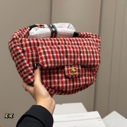 Chanel Quilted Tweed Hobo Bag: Plaid Tweed with Signature CC Hardware (28×18cm)
