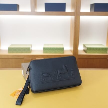 Hermès Men's Wristlet Pouch: Embossed Horse-Drawn Carriage with Premium Calfskin Craftsmanship (25×16×5cm)